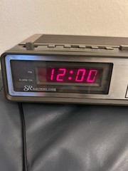 Sears Model 564.23152350 AM FM Electronic Clock Radio Alarm 1983 Works Fine