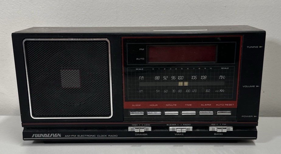 SOUNDESIGN Clock Radio Model #3657 Black /woodgrain Vintage AM/FM Tested Working