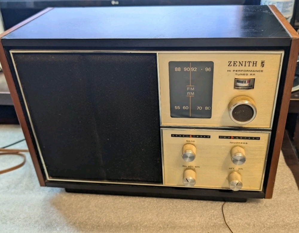 VINTAGE ZENITH E430W AM / FM RADIO HI PERFORMANCE TUNED R.F. Works Good. Video