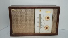 VINTAGE MAGNAVOX USA MODEL 300TR WOOD TABLE/DESKTOP TRANSISTOR RADIO – WORKS