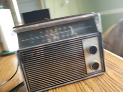 VTG AC DC Truetone Portable AM/FM Transistor Radio Japan 517 Sold For Parts Only