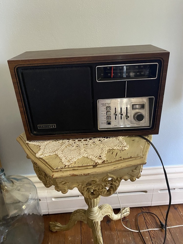 1960&rsquo;s Zenith J430W Tabletop AM FM Long Distance Radio Vintage Made In Korea