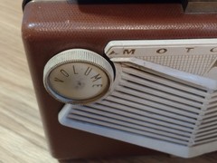 Old school MOTOROLA AM PORTABLE TUBE RADIO Model CHASSIS HS 533 GOLDEN VOICE