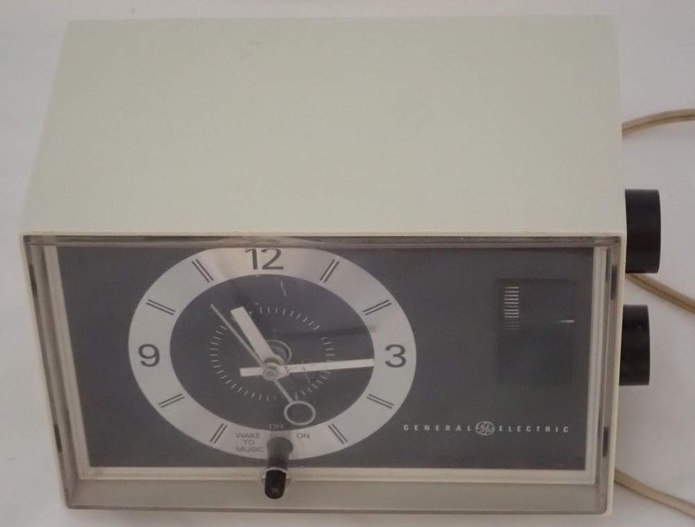 Vintage GE Hong Kong AM Alarm Clock Radio Model C1400A Beige Works