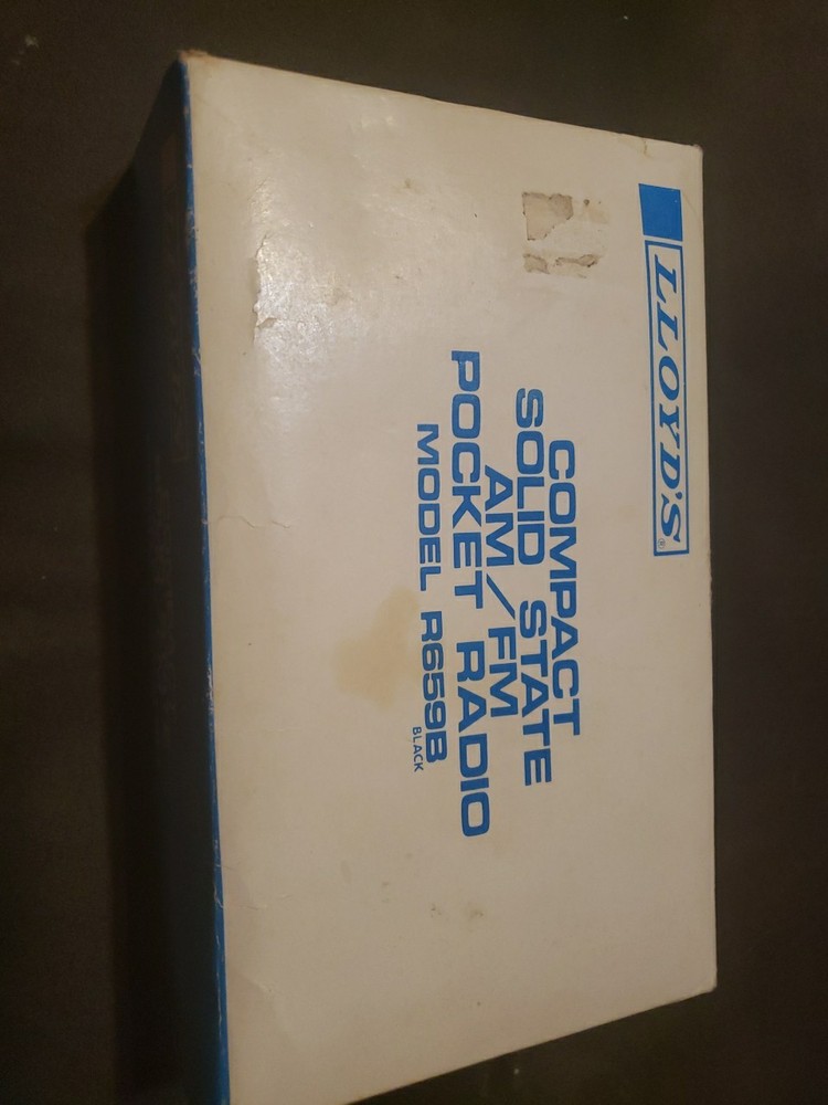 Lloyd&rsquo;s compact solid state AM FM pocket radio model r659b 1972