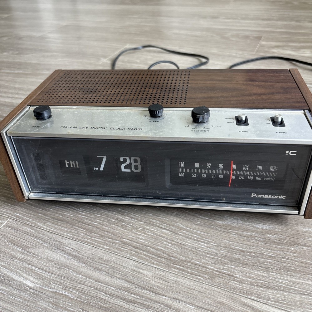 Vintage Panasonic Woodgrain Flip Clock Radio Alarm AM FM w Day Display RC-7053