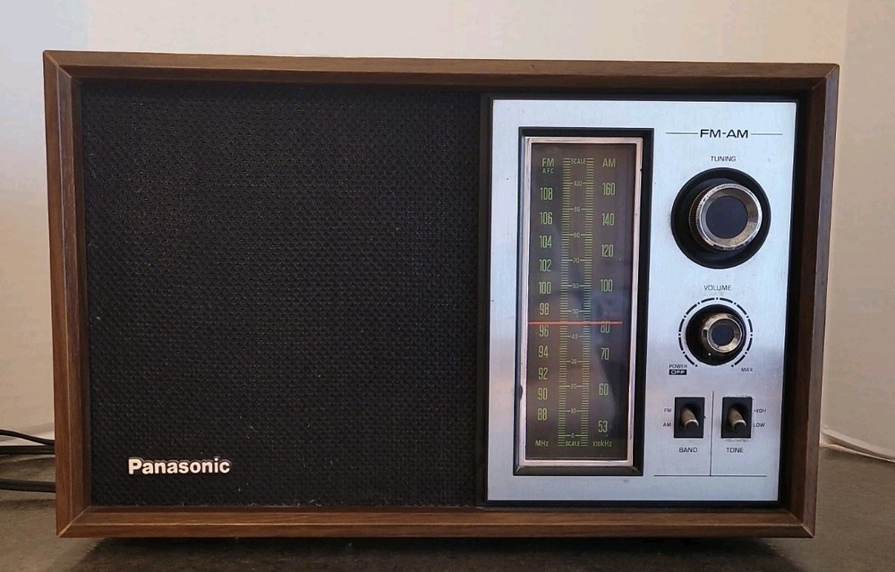 Panasonic RE-6286 Solid State FM/AM Tabletop Radio Wood Grain Case Works