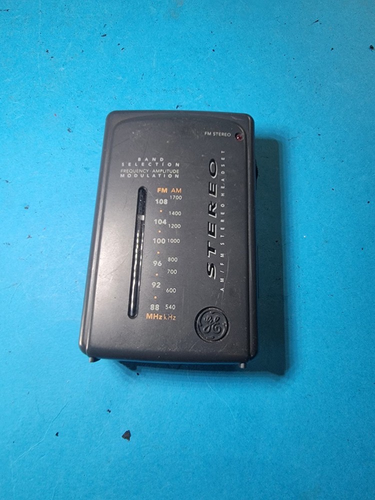 Vintage GE General Electric AM/FM Stereo Radio Model 7-1637A- Works