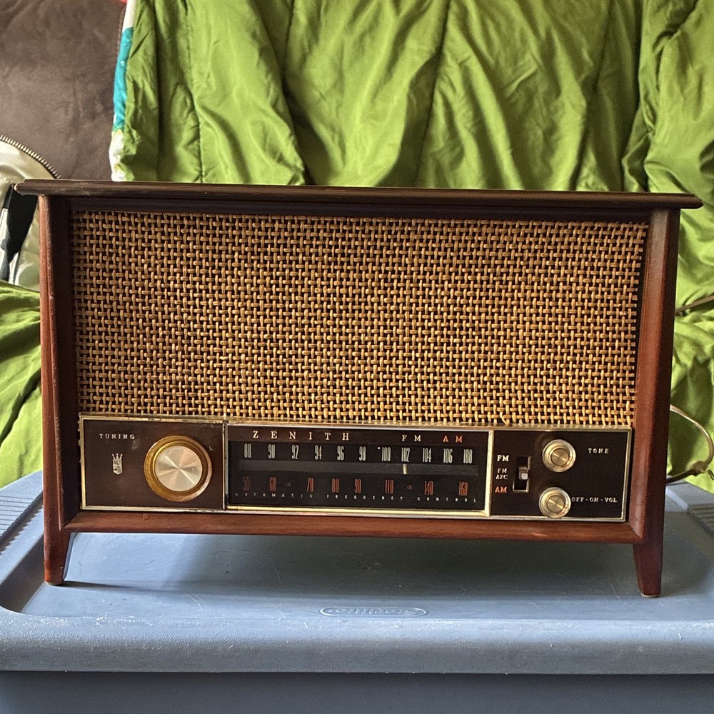 Zenith Model K731 AM/FM Vintage Table Radio Wood Cabinet Zenith K Series
