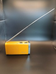 Vintage Philco Ford R131 AM/FM Solid State Portable Radio YELLOW Taiwan RARE