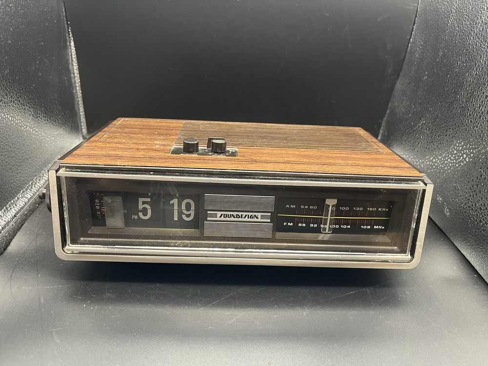 Vintage Soundesign AM/FM Flip Clock Radio Model 3545-B Read