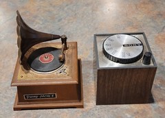 Vintage Gramy Phone 8 Victrola & Sony TR-1819 6 Transistor Tabletop Am Radios