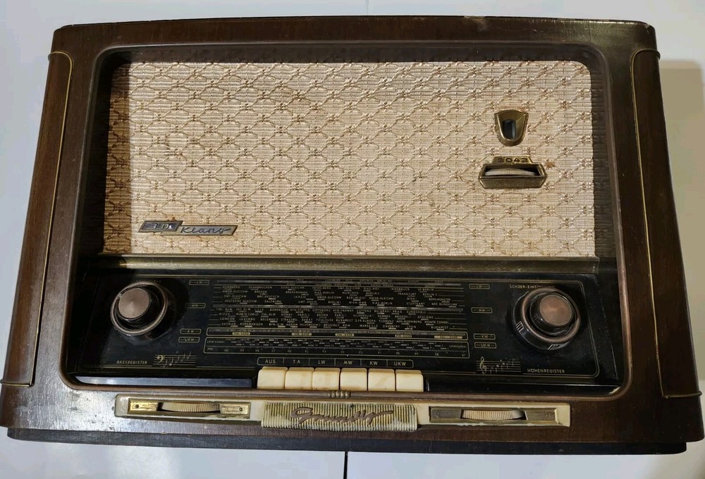 Old Grundig Tube Radio 3043 W 3D Klang Table top Wood Case Germany