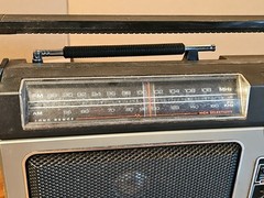General Electric 7-2880B Long Range Super Radio – Black/Silver
