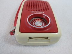 Vintage 1970&rsquo;s Sound Design red white AM pocket radio 1177 Hong Kong ( Works )