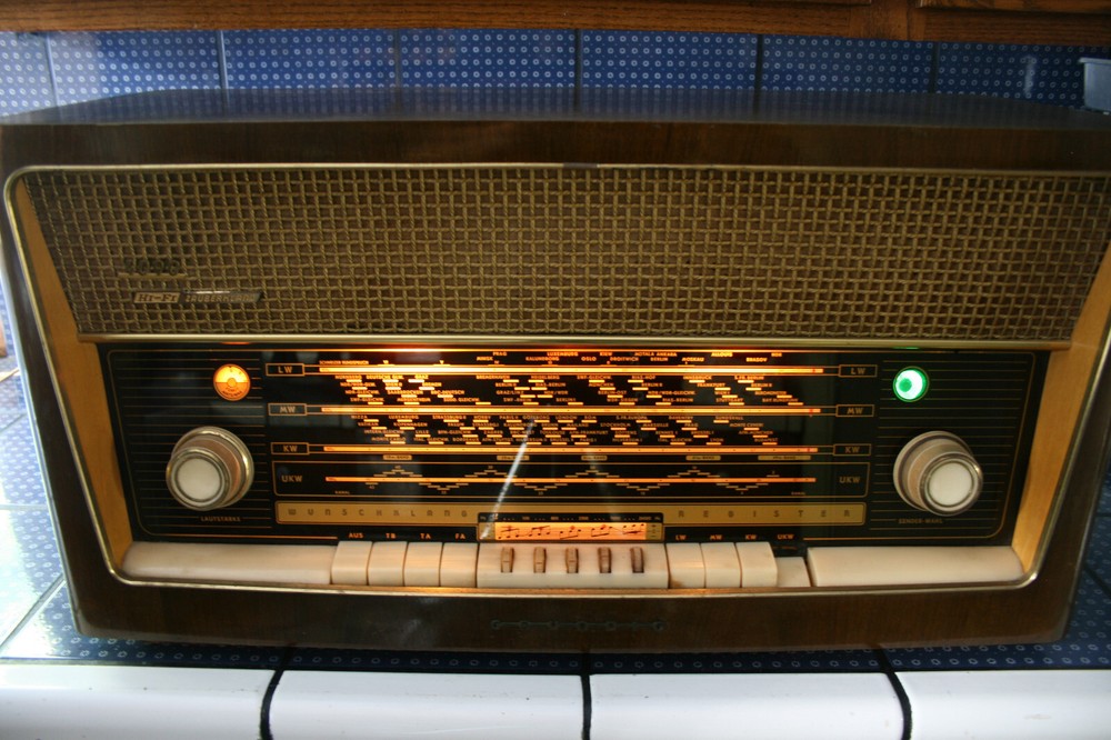 Grundig Model MAJESTIC 4090 HiFi Tube Radio – GERMAN version