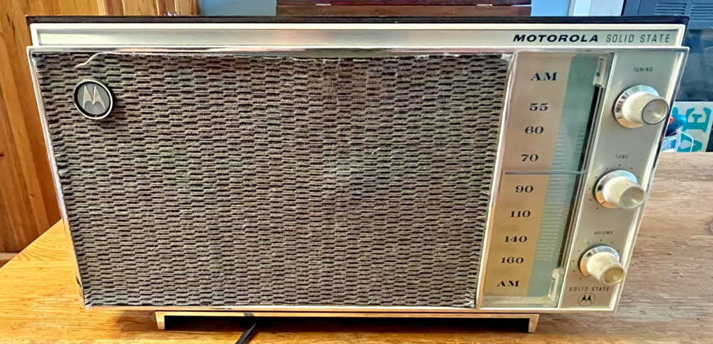 Vintage Motorola Radio Solid State XT4CE Table Top AM Midcentury