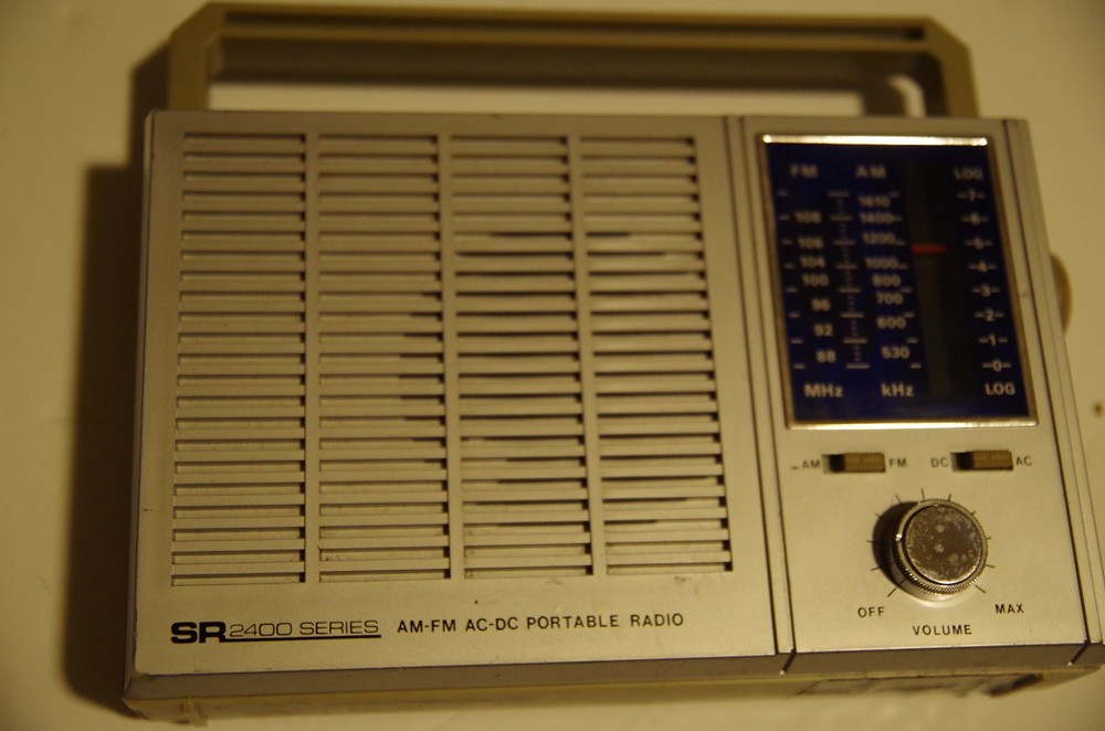 Rare Vintage Sears 2400 Series AM/FM AC-DC radio 667.24184350