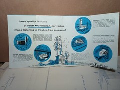 1958 Motorola Golden Voice Car Radios Brochure : Superb Illustrations of Models