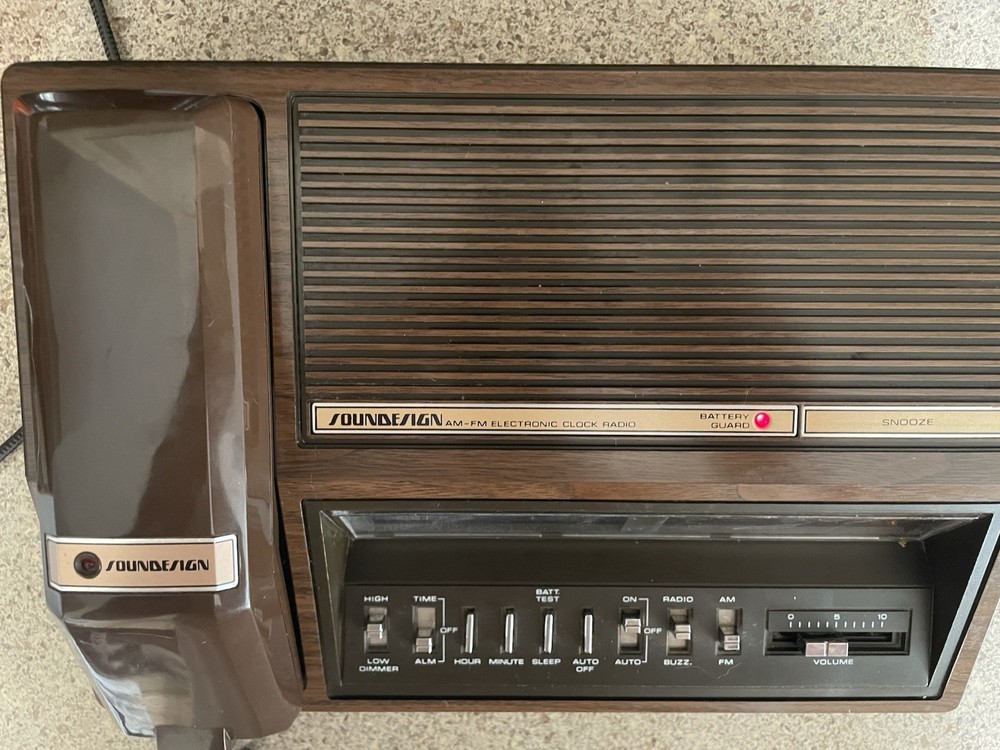 Vintage Soundesign 7560-A AM/FM Electronic Clock Radio with Phone Tested Working