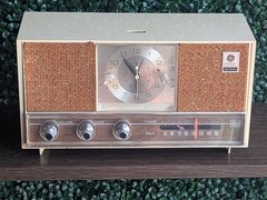 Vintage GE C-1450A Alarm Clock Radio – 1960s Beige with Cloth Speakers