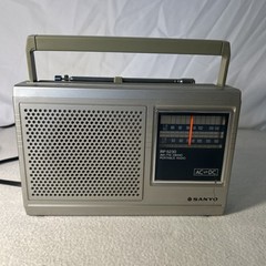 VINTAGE SANYO RP 5230 PORTABLE AM/FM RADIO 2 BAND- Works!!!