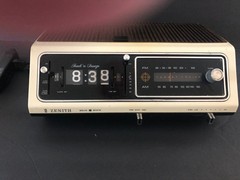 Vintage 1970&rsquo;s Zenith Model F462W2 Flip Clock AM/FM Radio Alarm Rare Model
