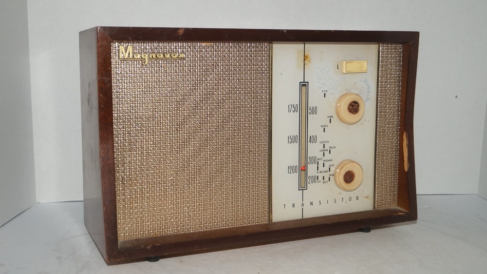 VINTAGE MAGNAVOX USA MODEL 300TR WOOD TABLE/DESKTOP TRANSISTOR RADIO – WORKS