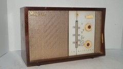 VINTAGE MAGNAVOX USA MODEL 300TR WOOD TABLE/DESKTOP TRANSISTOR RADIO – WORKS
