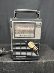Vintage GE #7-2929A AM/FM 2 Way Power Portable Radio Working SEE PICS