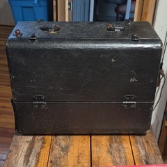 Majestic Mighty Monarch of the Air Portable Radio AC-DC/Battery Model B 614896