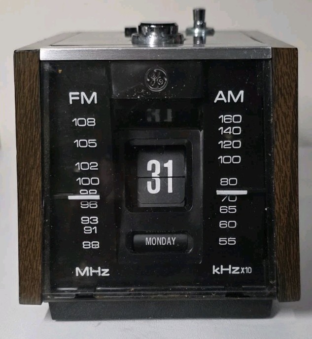 Vintage General Electric Aztec AM/FM Calendar Radio *Working*