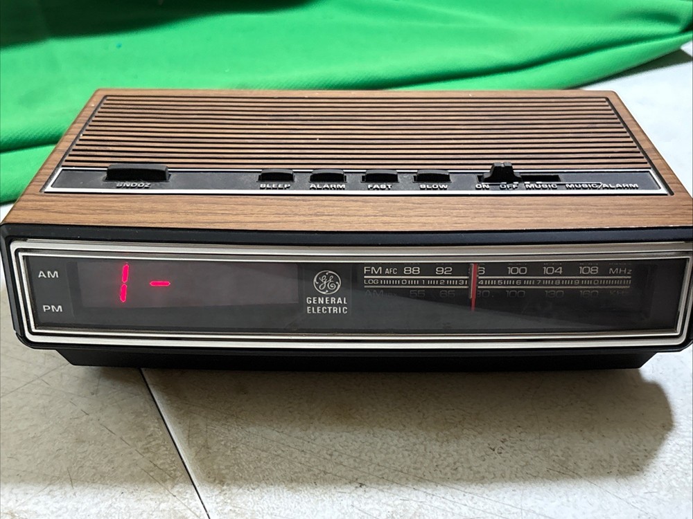 Vintage GE General Electric Alarm Clock Radio Model 7-4625C PARTS/REPAIR ONLY