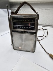 Vintage General Electric P977E AM/FM Radio: AC/DC Power, Leather Case