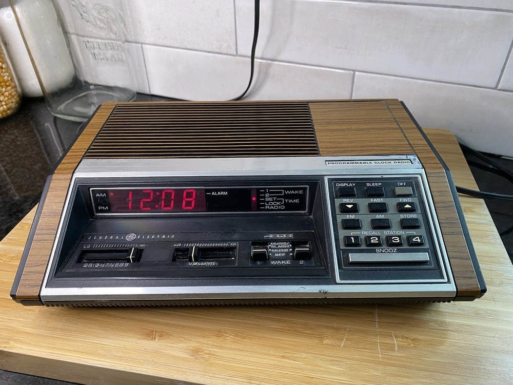 General Electric Programmable AM/FM Clock Radio 7-4870A Tested Works