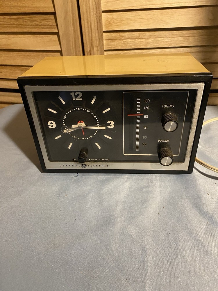 Vintage Retro 70’s General Electric GE AM Alarm Clock Radio Model 7-4725A Works