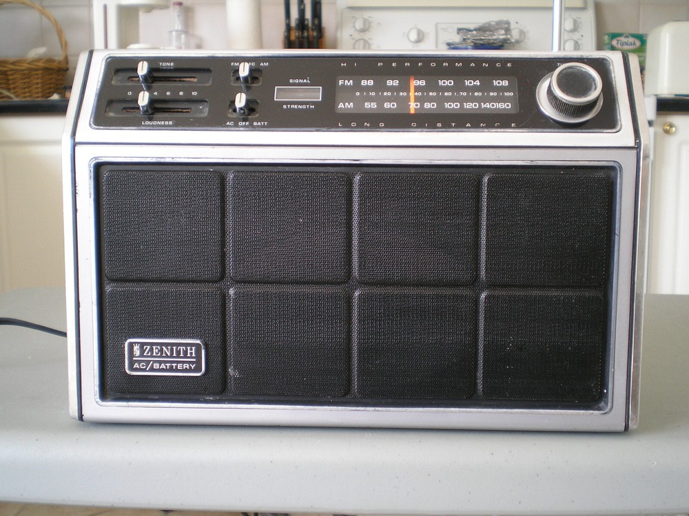 Zenith portable AM FM radio model RH 76Y, AC or battery, made in Taiwan