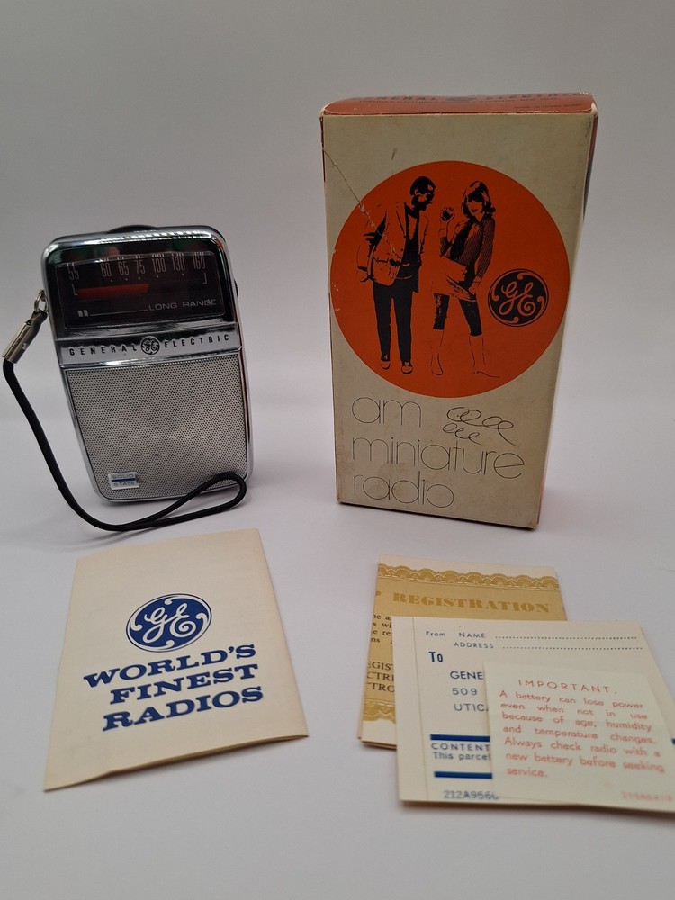 Vintage General Electric P-2710 Portable AM Radio