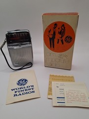 Vintage General Electric P-2710 Portable AM Radio