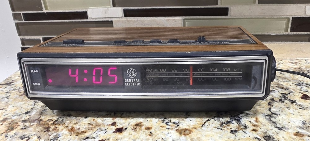 Vtg GE General Electric 7-4625F Wood Grain Digital Alarm Clock Radio AM/FM Works