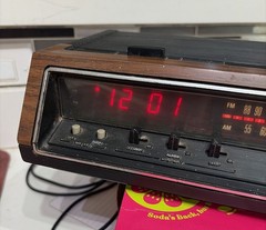 Vintage General Electric GE Model 7-4670F AM/FM Clock Radio Woodgrain