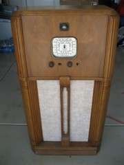 Watch video – Vintage Delco R 1129 Console Radio with Jensen–AS IS–FOR PARTS