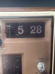 Vintage Magnavox Flip Clock Radio Model 1R1784 Woodgrain Japan AM/FM Alarm Power