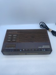 Magnavox D-3150 Vintage 2-Band Faux Woodgrain Clock Radio