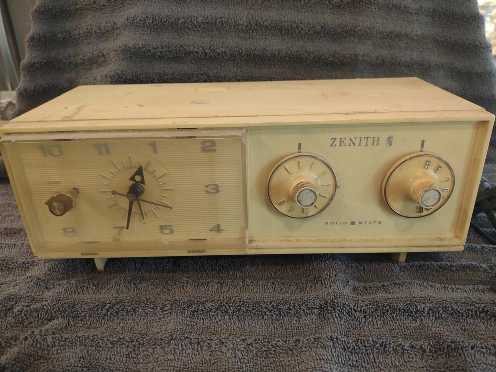 Zenith Hong Kong 60 Hz 12 Amp AM Solid State Alarm Clock Radio For Parts Vintage
