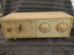 Zenith Hong Kong 60 Hz 12 Amp AM Solid State Alarm Clock Radio For Parts Vintage