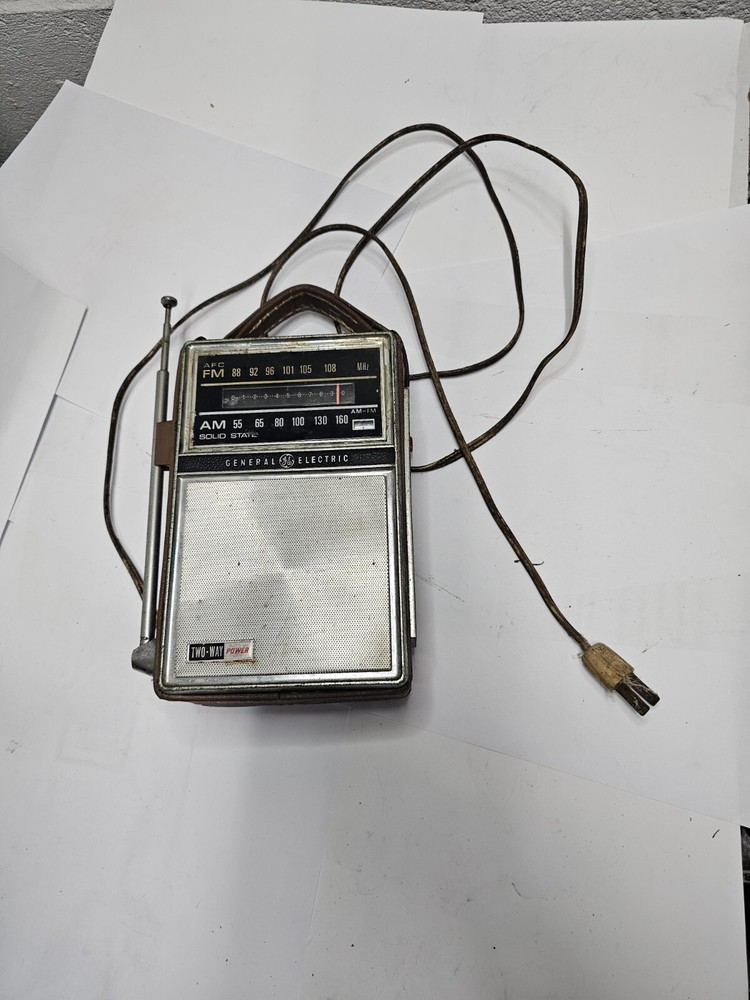 Vintage General Electric P977E AM/FM Radio: AC/DC Power, Leather Case