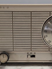 Vintage Motorola Tube Radio AM FM Model BT13AN Tabletop MCM Plastic Case