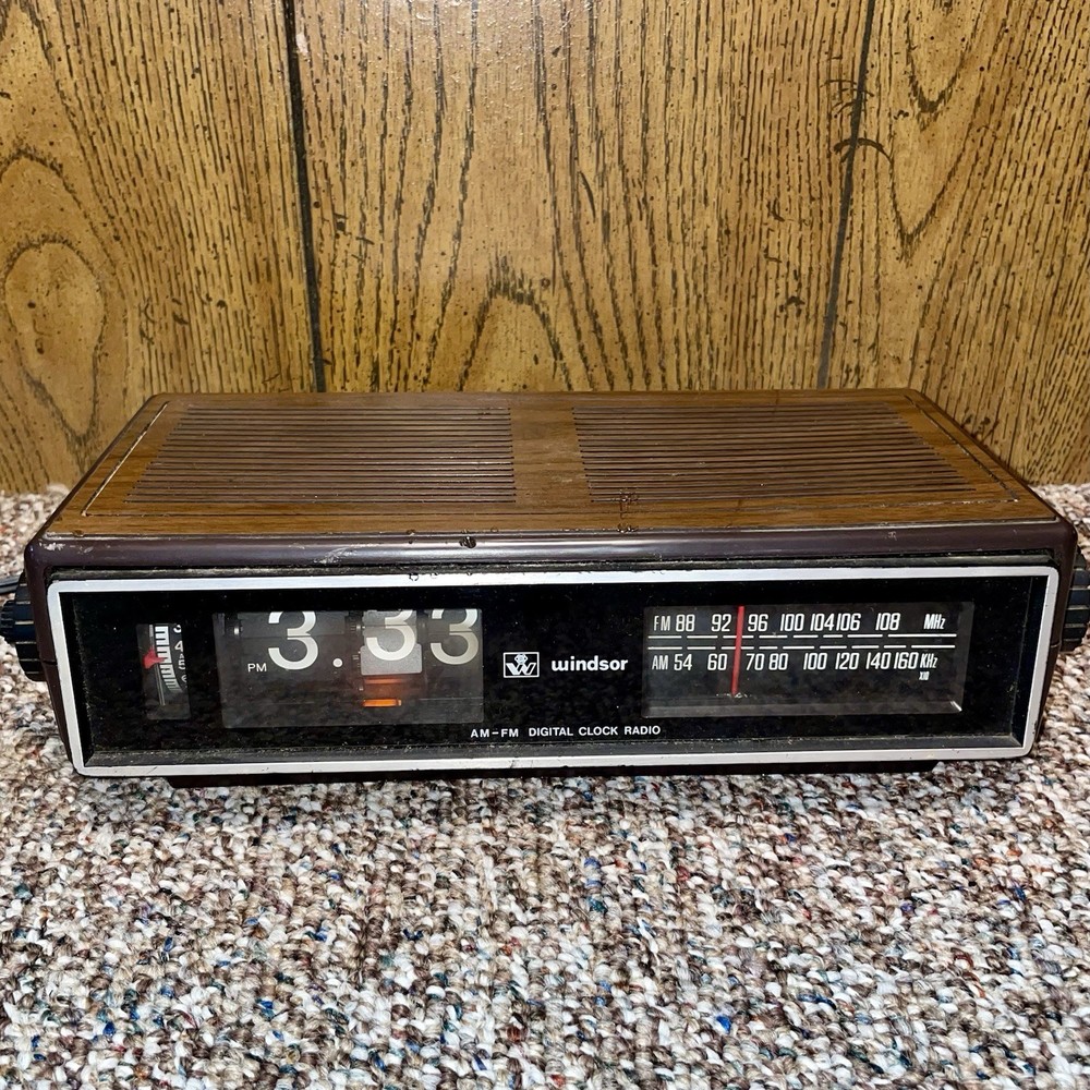Vintage Windsor Model 2069P Flip Alarm Clock AM FM Radio 1970s