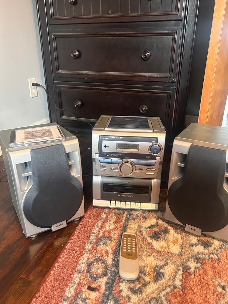 SANYO CWM-470 BOOMBOX PORTABLE STEREO with remote tested